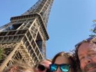 Eiffel tower family selfie